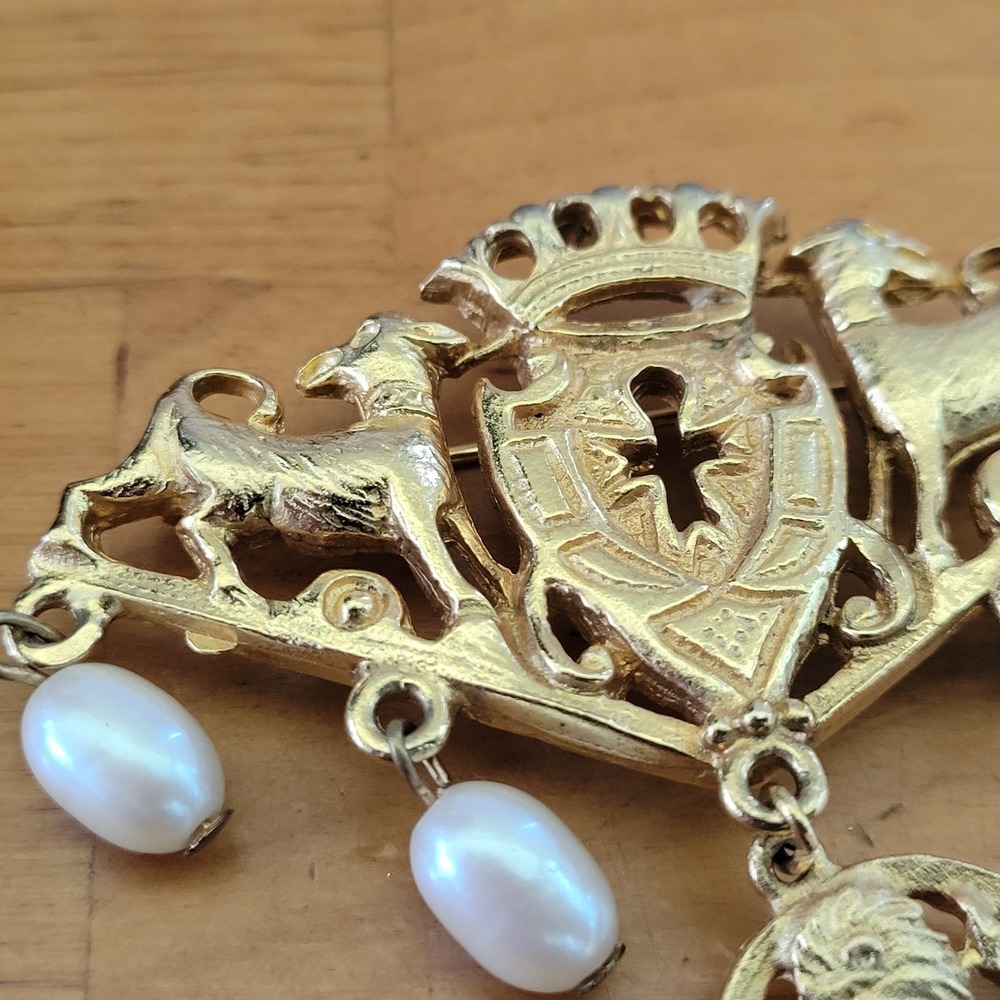 Vintage Heraldic Crest Lion Goat Faux Pearl Dangle Brooch Gold Tone - Picture 2 of 7